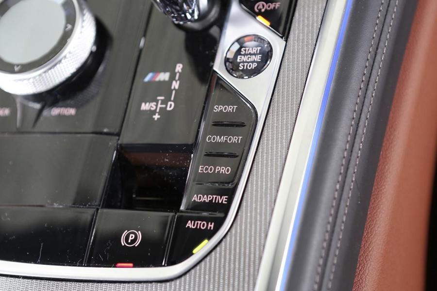 Детали интерьера BMW M850i xDrive Coupe Carbon Package (G15) 2019 года  (JP) (фото 9 из 19)